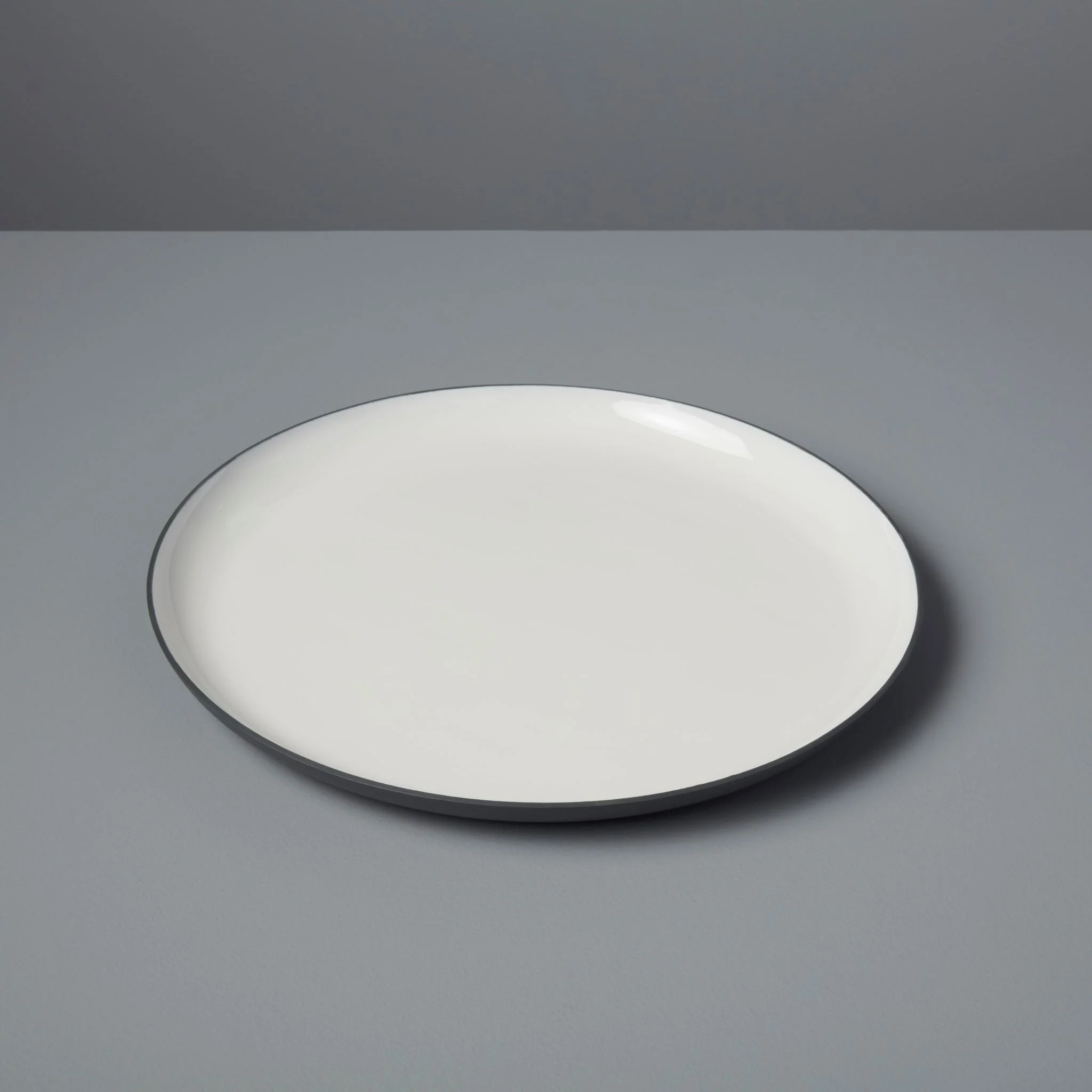 High-Grade Easton Medium Round Platter Graphite Enhanced
