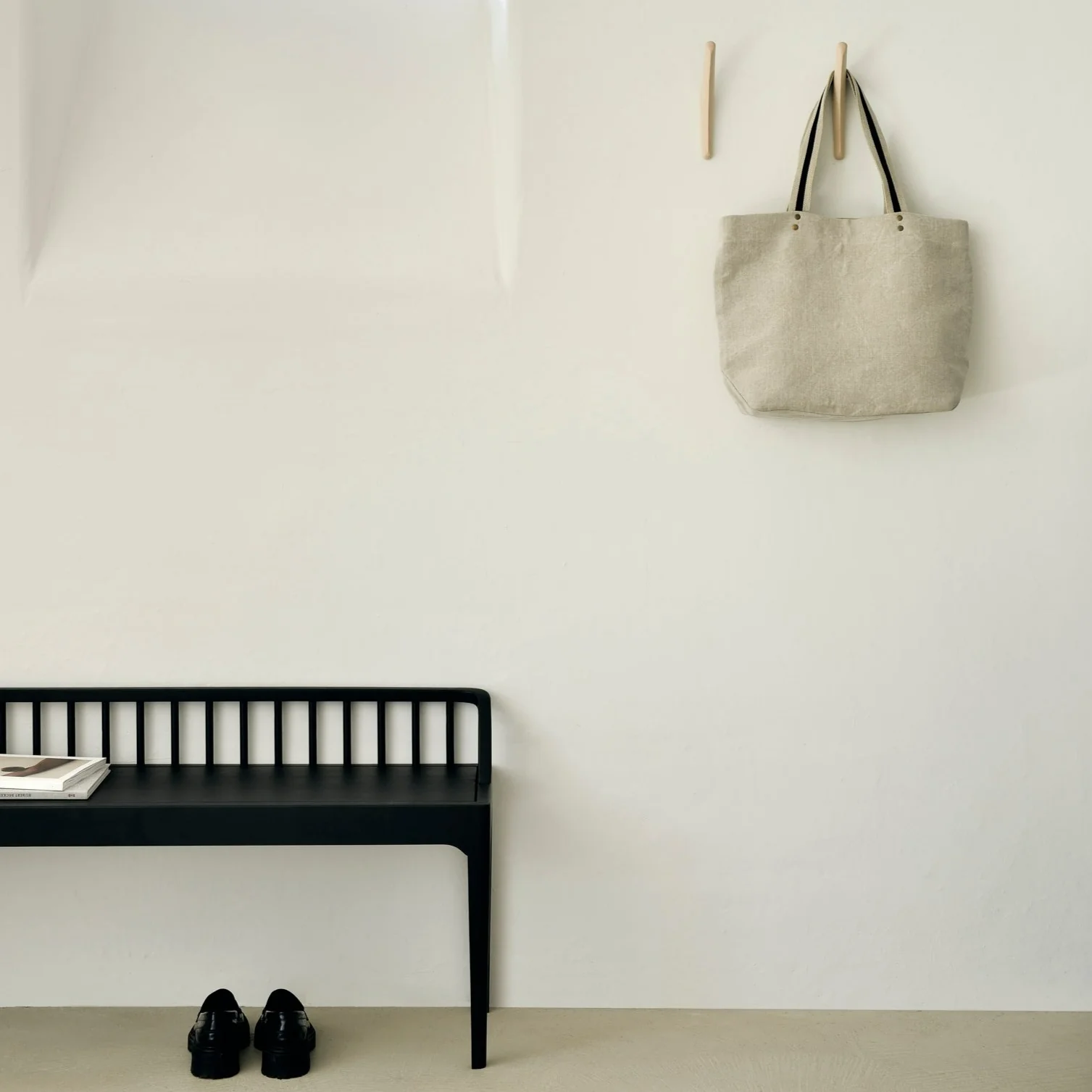 High-Quality Spindle Solid Black Oak Bench Breathable