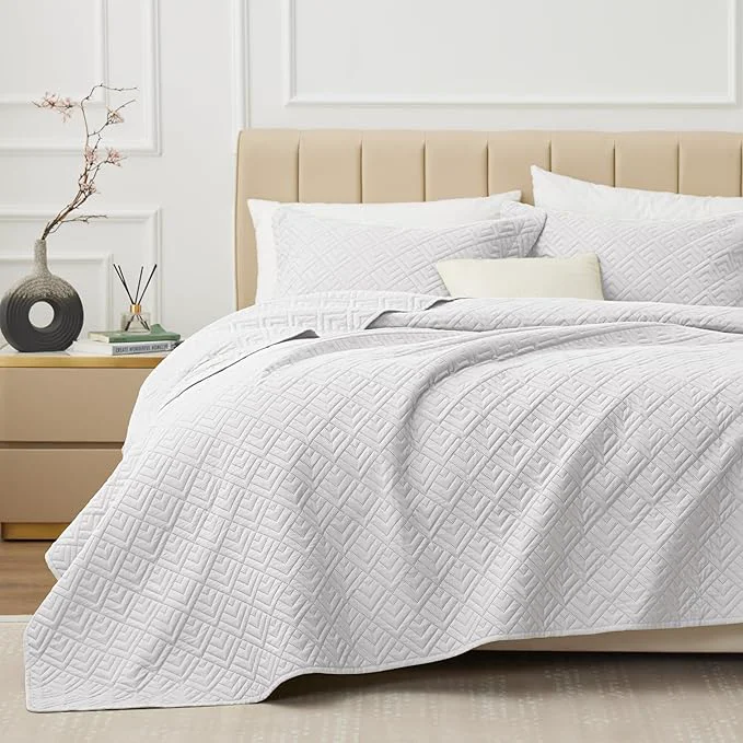 Green EXQ Home Quilt Set King Size White 3 Piece Lightweight Soft Coverlet Modern Style Squares Pattern Bedspread Set for All Season 1 Quilt 2 Pillow Shams Excellent