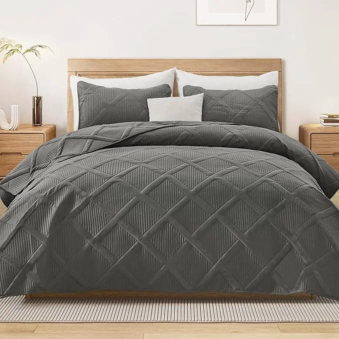 Stylish Exclusivo Mezcla Oversized King Quilt Set- Grey Cal King Quilts Bedding Set with 2 Pillow Shams Modern Bedspread with Striped Pattern Soft Lightweight Bedspreads Coverlets for All Seasons Flexible