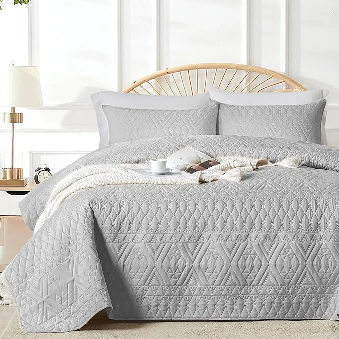 Contemporary akkialla Twin Size Quilt Bedding Set Light Grey Lightweight Microfiber Soft Bedspreads Modern Style Geoetric Pattern Coverlet Set for All Seasons 2 Piece 1 Quilt 1Pillow Sham Superior