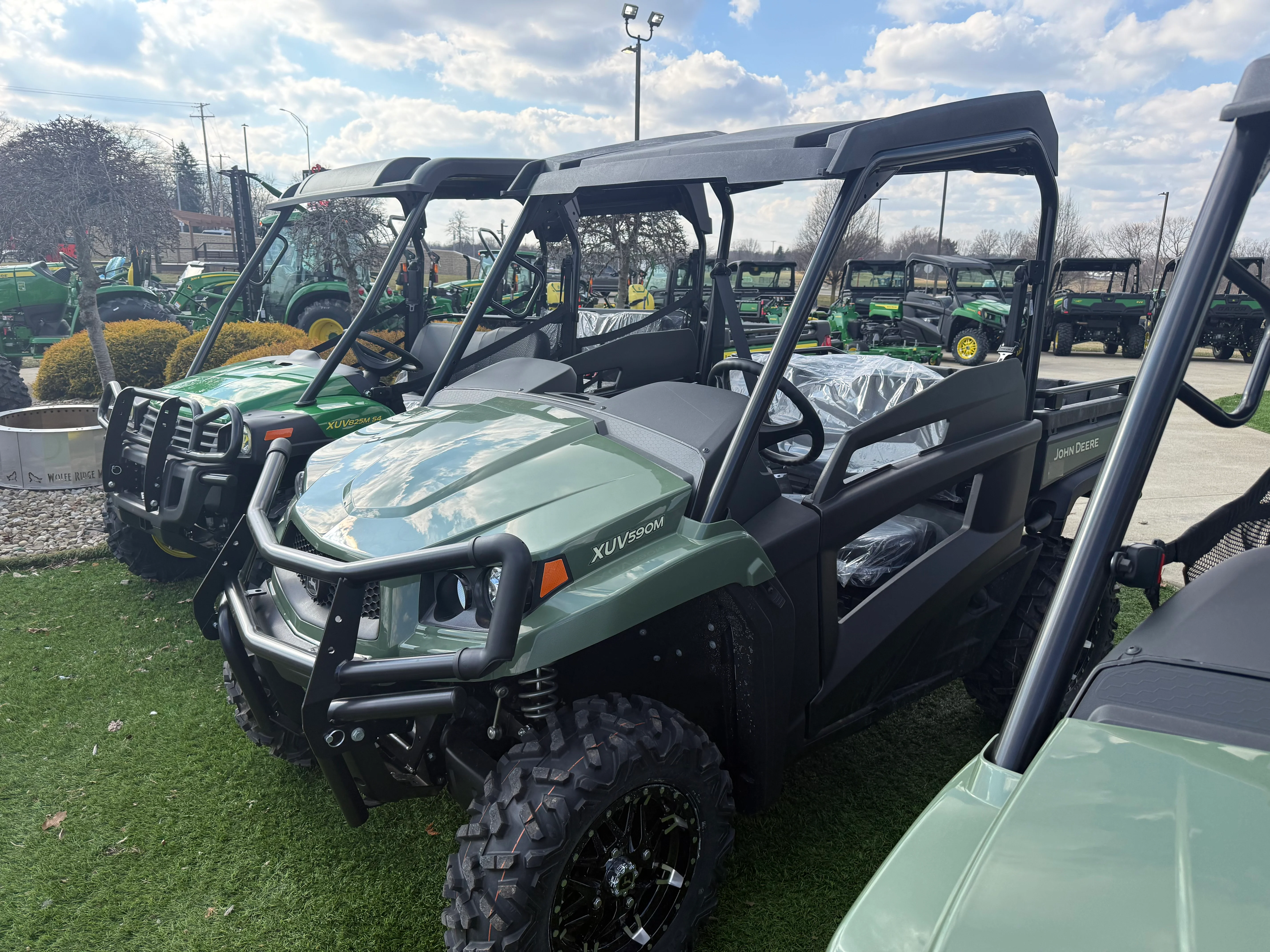 Eco-Friendly John Deere JD722214 Custom XUV590M Mid-Size Crossover Utility Vehicle High-Quality