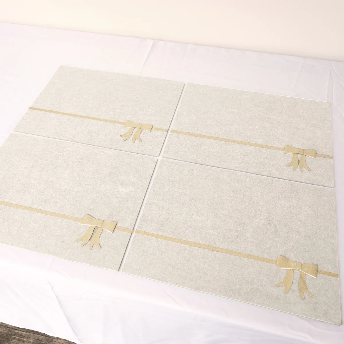 Fashionable Set of 4 Beige Rectangular Felt Placemat with Champagne Gold Bow Professional