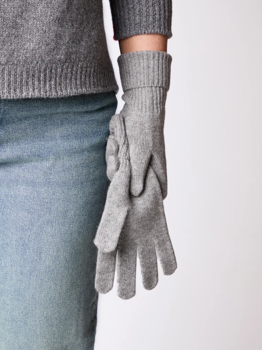 Contemporary Foxford Grey Cashmere Gloves Enhanced