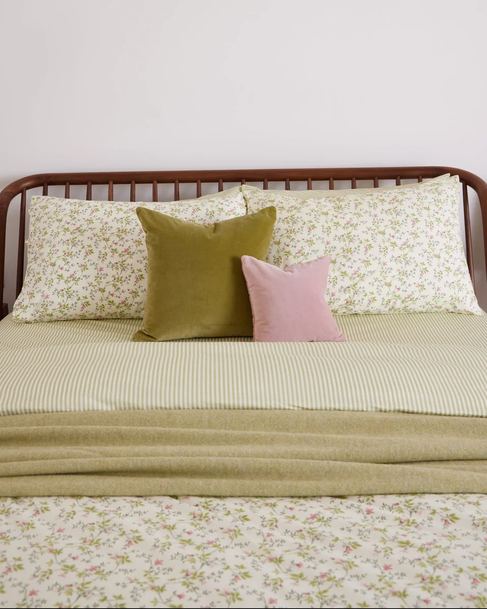 Exclusive Foxford Reversible Dainty Lily Duvet Set Smart