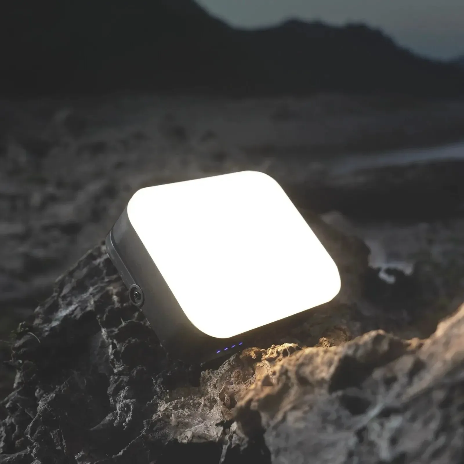 Solid Luz LED para acampar Linterna portátil para tienda de campaña con carga USB Linterna de emergencia con atenuación de cuatro velocidades para senderismo al aire libre Organic